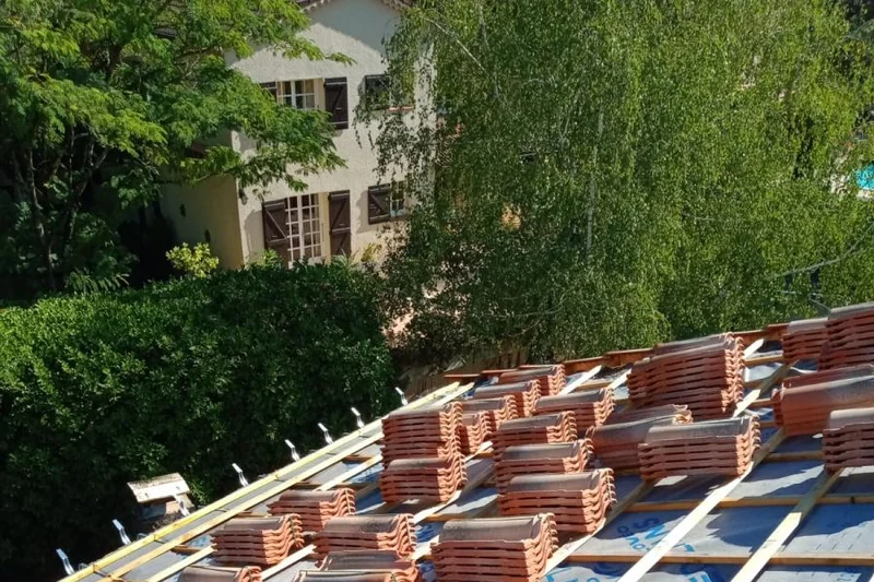 Toiture de mas en cours de rénovation dans la plaine de Lézan