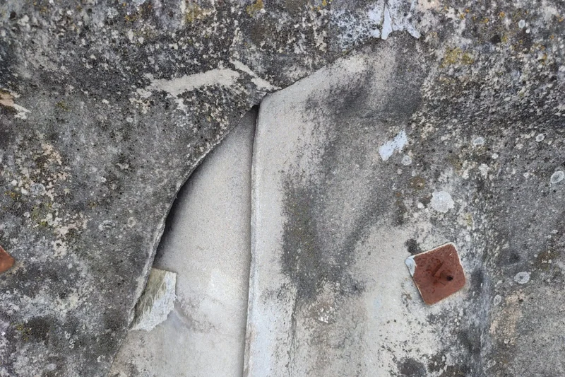 Solin de raccordement entre toiture et maçonnerie dans le Gard