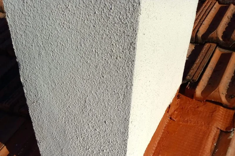 Isolant mis en œuvre en rive de toiture lors d'une réfection dans le Gard
