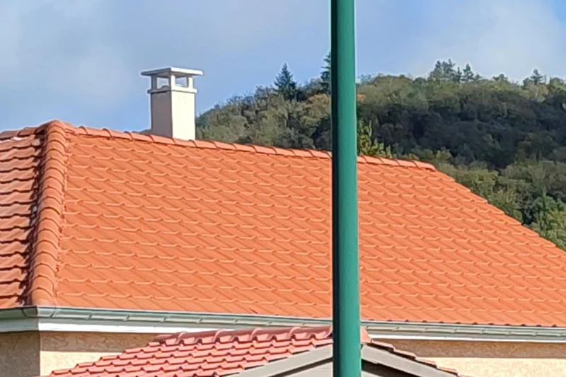 Gouttière et descente dimensionnées sur une grande toiture du Gard