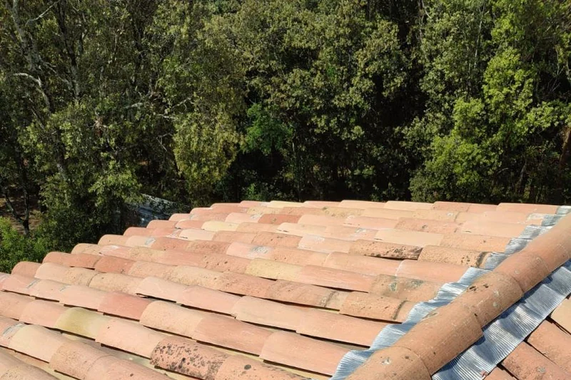 Faîtage et alignement des tuiles sur une toiture neuve dans le Gard